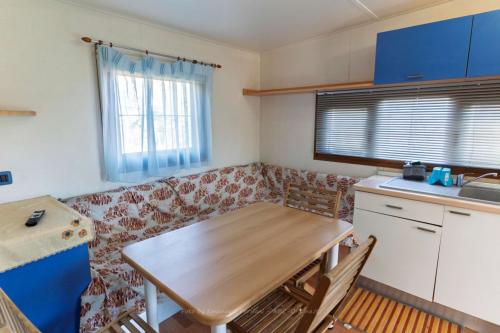 agrivillage_3_casina_viola_tavolo_e_angolo_cottura