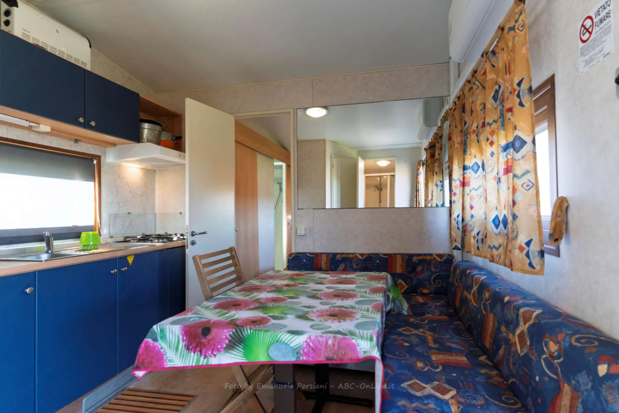 agrivillage con cucina angolo cottura e tavolo