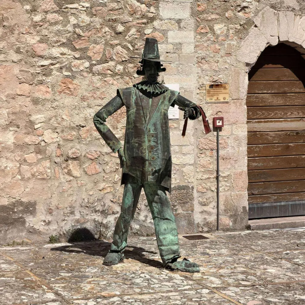 museo del ciarlatano esterno con statua